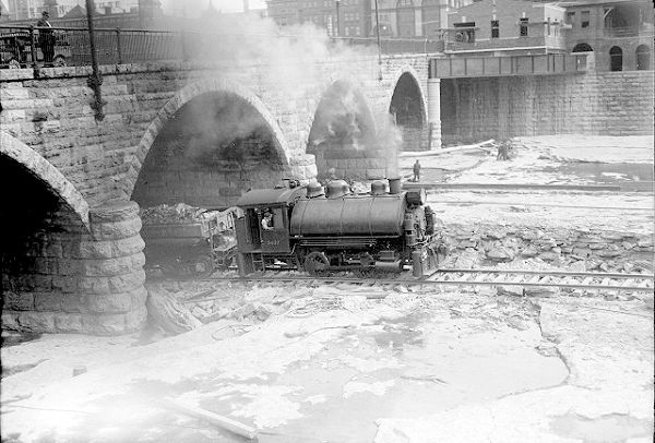 trainundercourtstreetbridge19152e (56K)